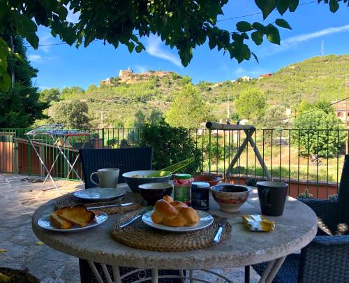 Dārzs, Apartment in country house with views and pool in Vespella de Gaia