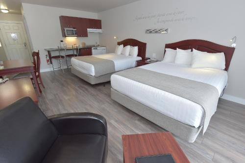 2 queen beds