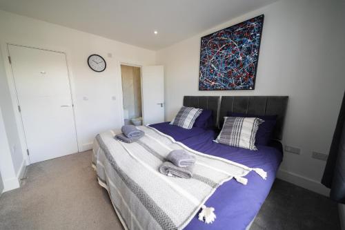 Modern 3BR 2BA W Parking short walk to tube