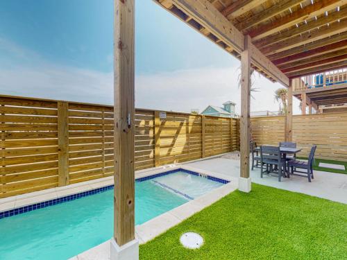 Dorado Dunes G Brand new, luxurious beach house, Private pool, Golf cart included, Boardwalk in Port Aransas, USA