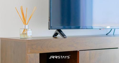 JRR Stays - JVC Bloom Tower B604 Studio with Balcony Sleeps 2 - image 10