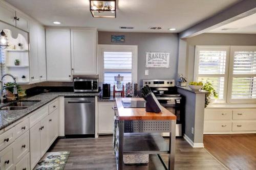 1908 Modern Farmhouse on large private treed lot in เมอร์เรียม