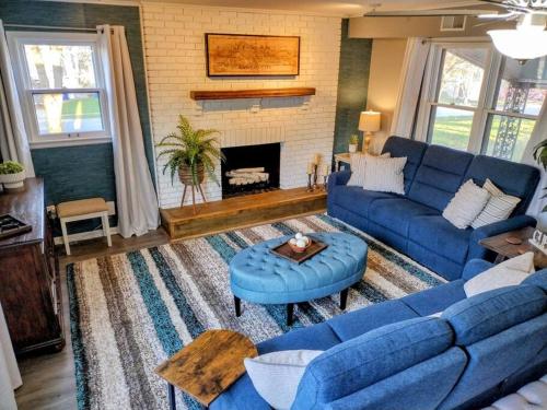 1908 Modern Farmhouse on large private treed lot in เมอร์เรียม