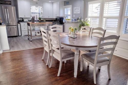 1908 Modern Farmhouse on large private treed lot in เมอร์เรียม