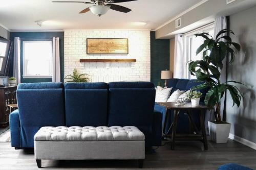 1908 Modern Farmhouse on large private treed lot in เมอร์เรียม