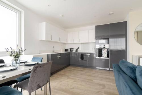 Lovely En-suite Flat with Balcony and Parking. - Apartment - London