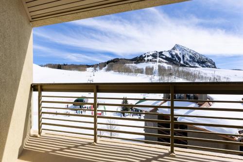 Elevation Hotel & Spa Room Type - Slopeside View Junior Suite