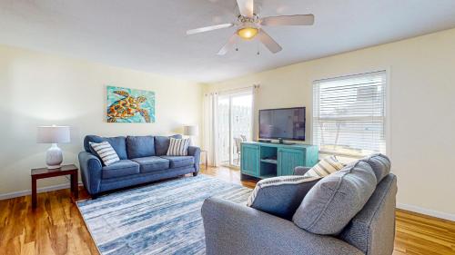 EC207 Newly Remodeled, One Bedroom, Second Floor Condo, Shared Pool, Grills and Boardwalk in Port Aransas, USA