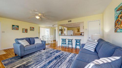 EC207 Newly Remodeled, One Bedroom, Second Floor Condo, Shared Pool, Grills and Boardwalk in Port Aransas, USA