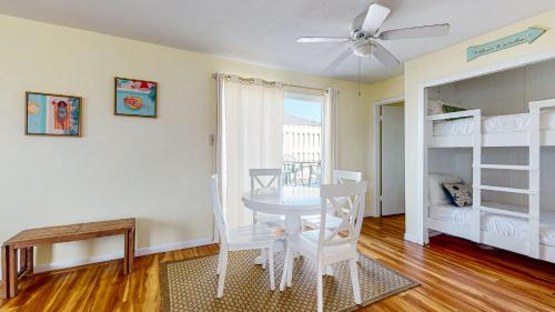EC207 Newly Remodeled, One Bedroom, Second Floor Condo, Shared Pool, Grills and Boardwalk in Port Aransas, USA