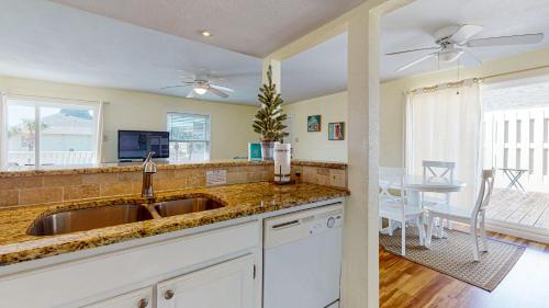 EC207 Newly Remodeled, One Bedroom, Second Floor Condo, Shared Pool, Grills and Boardwalk in Port Aransas, USA