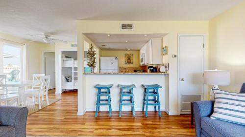 EC207 Newly Remodeled, One Bedroom, Second Floor Condo, Shared Pool, Grills and Boardwalk in Port Aransas, USA