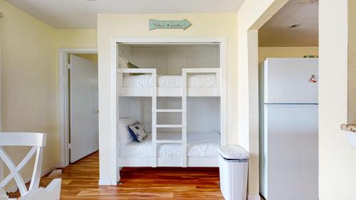 EC207 Newly Remodeled, One Bedroom, Second Floor Condo, Shared Pool, Grills and Boardwalk in Port Aransas, USA