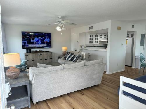 EC224 Newly Remodeled, One Bedroom, Second Floor Condo, Shared Pool, Grills and Boardwalk