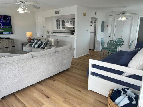 EC224 Newly Remodeled, One Bedroom, Second Floor Condo, Shared Pool, Grills and Boardwalk