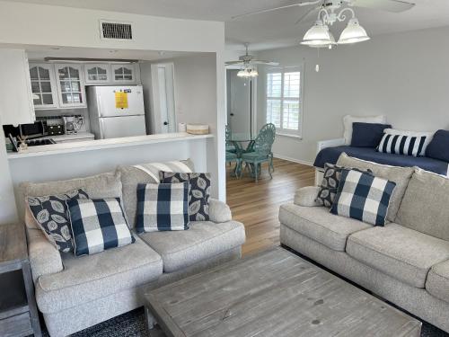 EC224 Newly Remodeled, One Bedroom, Second Floor Condo, Shared Pool, Grills and Boardwalk in Port Aransas, USA