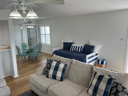 EC224 Newly Remodeled, One Bedroom, Second Floor Condo, Shared Pool, Grills and Boardwalk in Port Aransas, USA