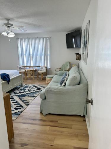 EC224 Newly Remodeled, One Bedroom, Second Floor Condo, Shared Pool, Grills and Boardwalk in Port Aransas, USA