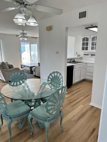 EC224 Newly Remodeled, One Bedroom, Second Floor Condo, Shared Pool, Grills and Boardwalk in Port Aransas, USA