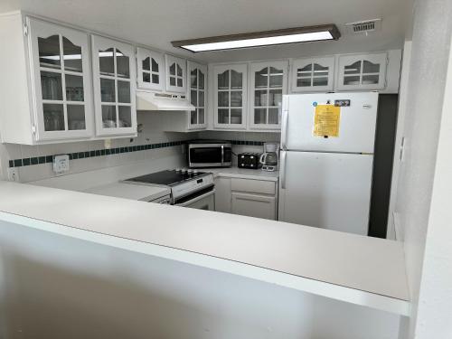 EC224 Newly Remodeled, One Bedroom, Second Floor Condo, Shared Pool, Grills and Boardwalk in Port Aransas, USA