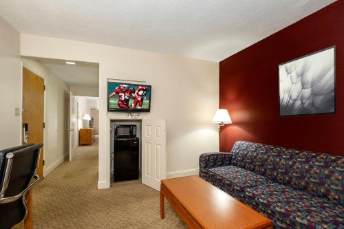 Red Roof Inn & Suites Hazleton