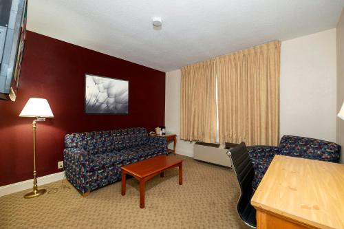 Red Roof Inn & Suites Hazleton