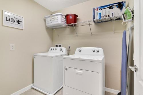 New 5 BD 4 BA Home with Private Pool at Solterra Resort - image 7