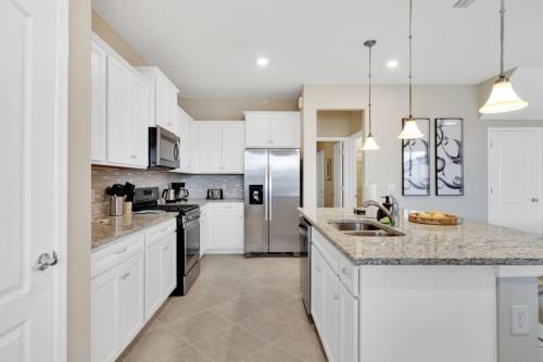 New 5 BD 4 BA Home with Private Pool at Solterra Resort - image 9