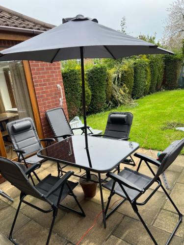 Entire -4 Bedrooms Detached House with Driveway in 蓋德靈