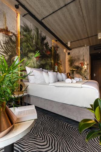 HOTEL ZOO - image 3