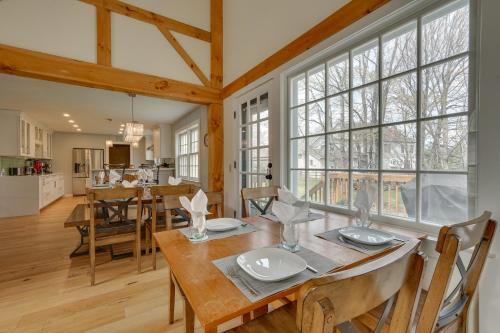 Chic Dover Home with Hot Tub 1 Mi to Golf! in West Dover, USA