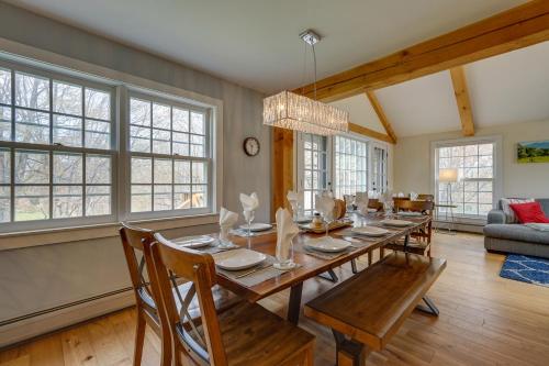 Chic Dover Home with Hot Tub 1 Mi to Golf! in West Dover, USA