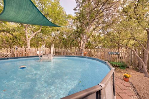 Charming Canyon Lake Cottage with Pool and BBQ Pit! in Canyon Lake, USA