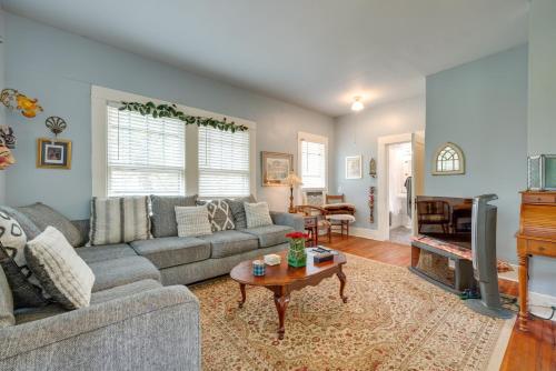 Charming Canyon Lake Cottage with Pool and BBQ Pit! - image 8