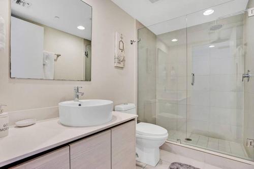 Sky-High Spacious Ocean View Condo 4 BDRS 3 BATH in Hallandale Beach, USA