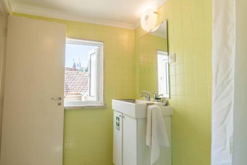 Cozy Two Bedroom Apt in Central Alfama - With AC by Lisbeyond, Лиссабон (фото 4)