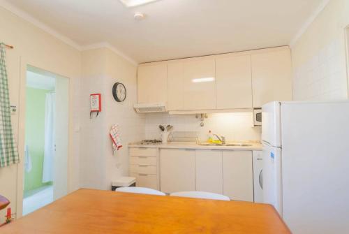 Cozy Two Bedroom Apt in Central Alfama - With AC by Lisbeyond, Лиссабон (фото 5)