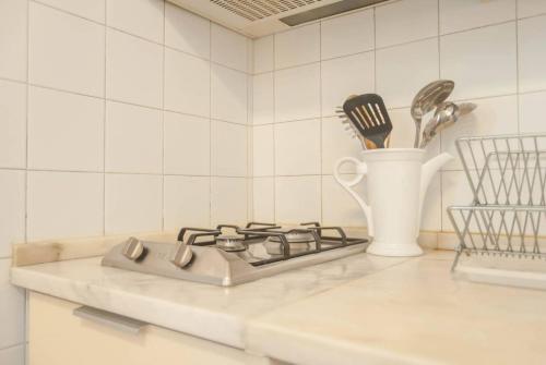 Cozy Two Bedroom Apt in Central Alfama - With AC by Lisbeyond, Лиссабон (фото 7)