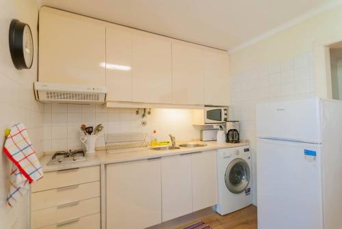 Cozy Two Bedroom Apt in Central Alfama - With AC by Lisbeyond, Лиссабон (фото 6)