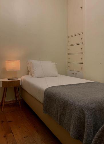 Cozy Two Bedroom Apt in Central Alfama - With AC by Lisbeyond, Лиссабон (фото 11)