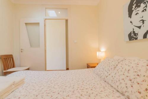 Cozy Two Bedroom Apt in Central Alfama - With AC by Lisbeyond, Лиссабон (фото 10)