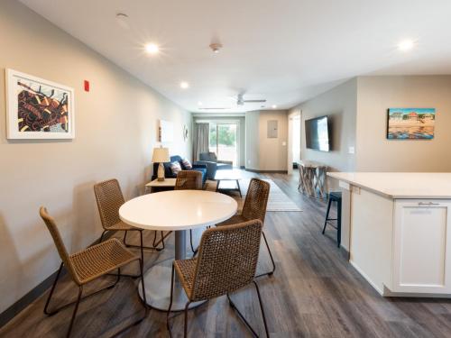 Long Beach Suites - image 14