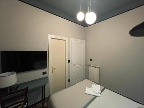 Small Double Room image 10