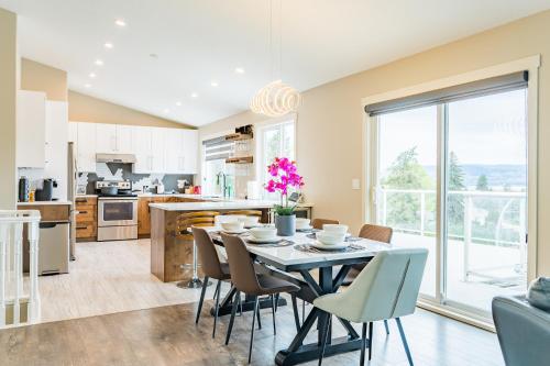 Cozy 5BD House in North Mission Crawford in Kelowna, Canada