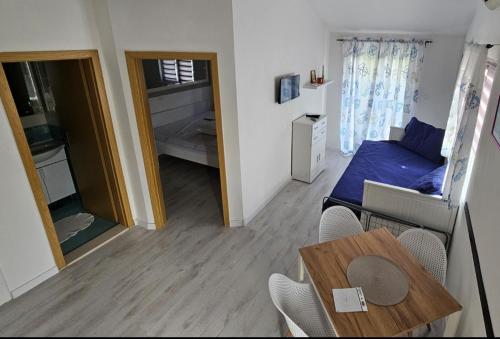 1 queen bed, 1 sofa bed