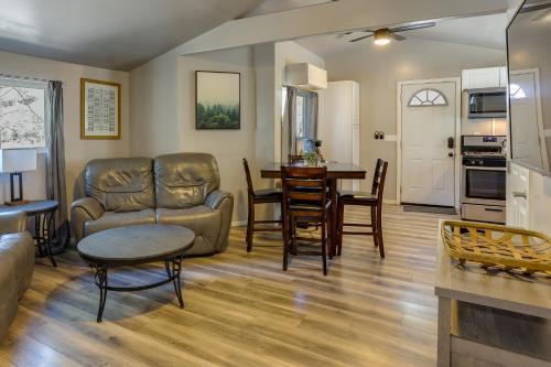 Less Than 1 Mi to Big Bear Lake Fawnskin Cottage with Grill in Fawnskin, USA