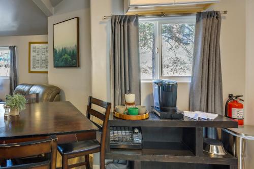 Less Than 1 Mi to Big Bear Lake Fawnskin Cottage with Grill in Fawnskin, USA