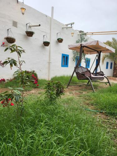 المنزل اليوناني مع حديقتين ومدخل سيارة