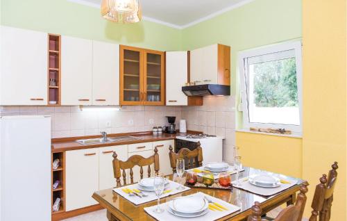 4 Bedroom Stunning Home In Primorski Dolac