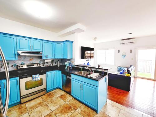 Kitchen, Big 3 bedrooms 2 stories townhouse Near Downtown in Halifax (NS)